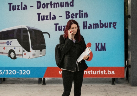 "Jeden Tag nach Deutschland." Am Busbahnhof von Tuzla wartet Selma Puzić auf ein Paket aus Berlin, das ihr Freunde mitbringen. Auch Selma wird demnächst ihre Heimat verlassen und in Deutschland arbeiten. / Foto: Jasmin Brutus, n-ost
