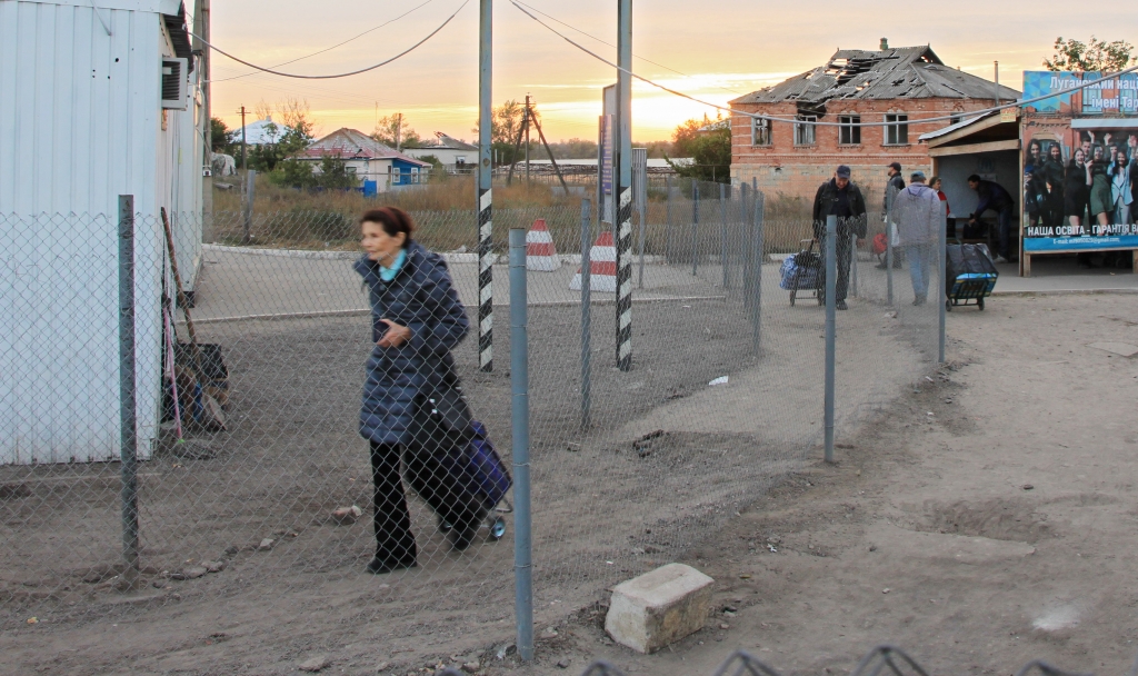  Der Grenzübergang von Stanizja Luhanska: Dieser Kontrollpunkt muss passiert werden, um die von prorussischen Kräften besetzte &quot;Volksrepublik Luhansk&quot; zu verlassen oder zu betreten. / Fotos: Nikolaus von Twickel, n-ost