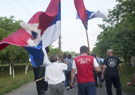 Dieses Bild entstand am Tag der Verhaftung Mladics, am 26.05.2011 in dem kleinen serbischen Ort Lazarevo . Als n-ost-Fotograf Marko Risovic dort eintraf, waren bereits viele Anhänger des Generals vor Ort, schirmten sein Versteck ab und demonstrierten für ihren Helden. / Foto: Marko Risovic, n-ost