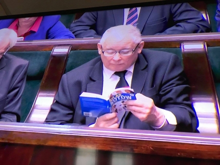 Demonstrative Gelassenheit: Während der Abstimmung über die umstrittene Reform der Gerichtsbarkeit zeigte das polnische Fernsehen Kaczynskis Katzenmoment in Großaufnahme. / Foto: privat, abfotografiert vom Polnisches Fernsehen, gesehen auf https://www.facebook.com/notesfrompoland/