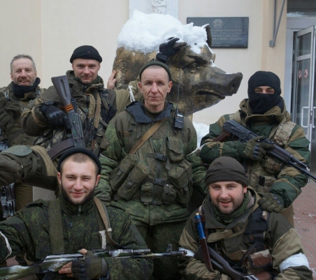 Diese private Aufnahme zeigt einige Besetzer des Luhansker Regierungsviertels. Einer der Kämpfer teilte mehrere dieser Gruppenfotos auf der russischen Plattform VKontakte. Aufgrund der übrigen Einträge konnten die Personen  auf dem Bild der „Pyatnashka-Brigade" zugeordnet werden. Diese ist dem Donezker Separatistenführer Sachartschenko unterstellt, der damit als Mitinitiator der Besetzungen gelten muß. / Foto: Privataufnahme, Quelle: VKontakte
