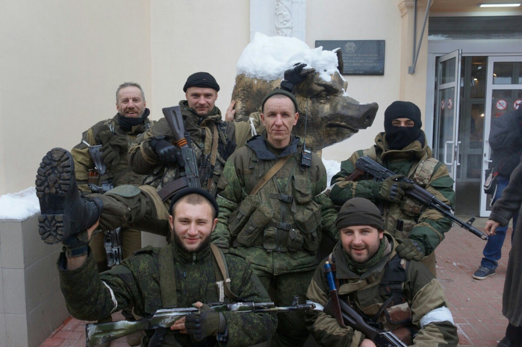 Diese private Aufnahme zeigt einige Besetzer des Luhansker Regierungsviertels. Einer der Kämpfer teilte mehrere dieser Gruppenfotos auf der russischen Plattform VKontakte. Aufgrund der übrigen Einträge konnten die Personen  auf dem Bild der „Pyatnashka-Brigade&quot; zugeordnet werden. Diese ist dem Donezker Separatistenführer Sachartschenko unterstellt, der damit als Mitinitiator der Besetzungen gelten muß. / Foto: Privataufnahme, Quelle: VKontakte