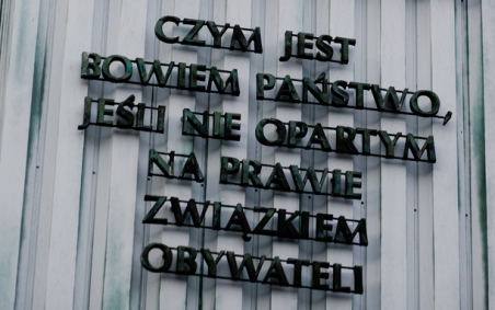 "Denn was ist der Staat anderes als die Rechtsgemeinschaft seiner Bürger", steht am Obersten Gericht in Warschau – ein Zitat von Cicero aus seinem Werk "Über das Gemeinwesen" (54 - 51 v. Chr.) / Foto: Piotr Malecki, n-ost