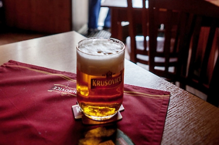 "Lebenszeit beim Bier in der Kneipe verquatschen und dabei nur dumme Scherze machen." So reden tschechische Rechte inzwischen über die Generation der Havel-Anhänger. Dieses Bild wurde in der Kneipe "Kotva" in der Prager Innenstadt aufgenommen. / Foto: Björn Steinz