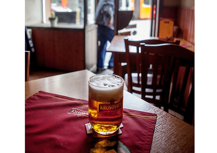 &quot;Lebenszeit beim Bier in der Kneipe verquatschen und dabei nur dumme Scherze machen.&quot; So reden tschechische Rechte inzwischen über die Generation der Havel-Anhänger. Dieses Bild wurde in der Kneipe &quot;Kotva&quot; in der Prager Innenstadt aufgenommen. / Foto: Björn Steinz