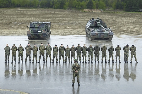 „Entscheidend für Polen an der Kooperation ist der Zugang zur deutschen Expertise bei Leopard-Panzern, weniger die Einbindung in die europäische Wehrzusammenarbeit“, so ein polnischer Experte. Auf dem Bild ist u.a. ein Panzer des Typs Leopard-2 im Ausbildungszentrum Munster im Mai 2017 zu sehen. / Foto: Jörg Gläscher, laif