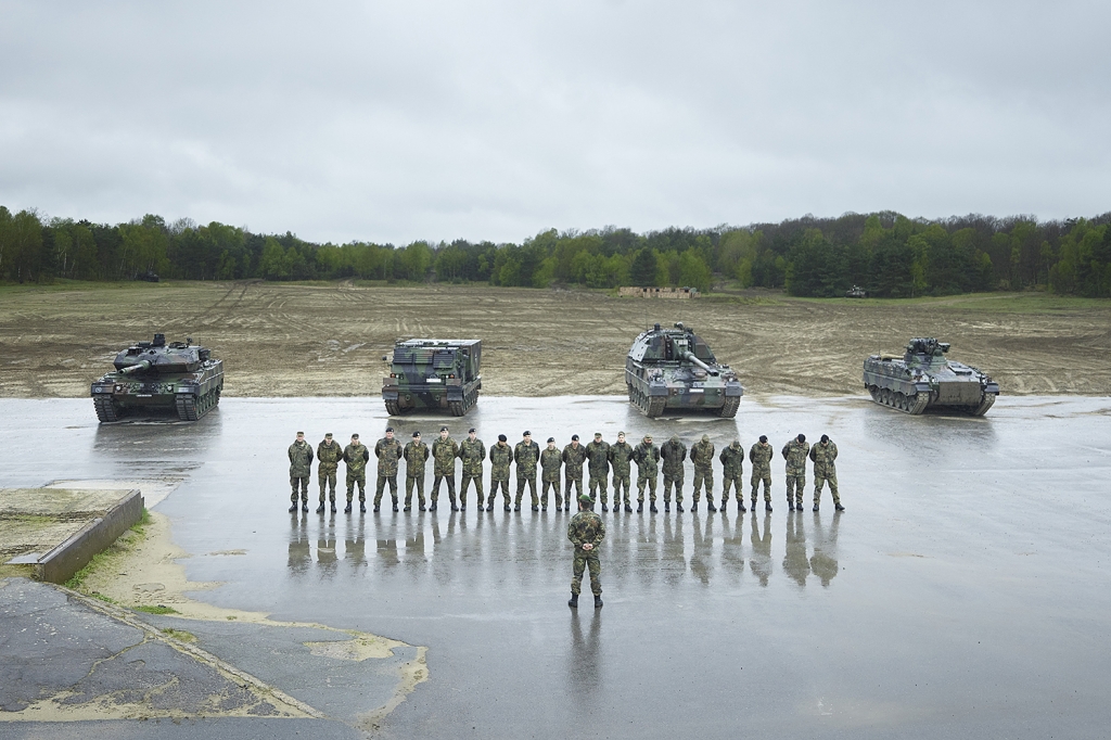 „Entscheidend für Polen an der Kooperation ist der Zugang zur deutschen Expertise bei Leopard-Panzern, weniger die Einbindung in die europäische Wehrzusammenarbeit“, so ein polnischer Experte. Auf dem Bild ist u.a. ein Panzer des Typs Leopard-2 im Ausbildungszentrum Munster im Mai 2017 zu sehen. / Foto: Jörg Gläscher, laif