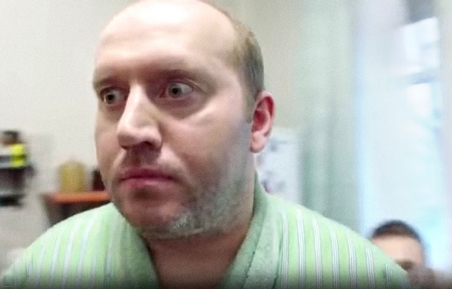 In dem Clip, dessen Urheber nicht bekannt ist, wird ein Mann von der Militärpolizei, einem jungen Pionier und einem homosexuellen Mann "heimgesucht", damit er auch ja am 18. März wählen geht. / Screenshot: https://www.youtube.com/watch?v=_3uJkt3SQcs