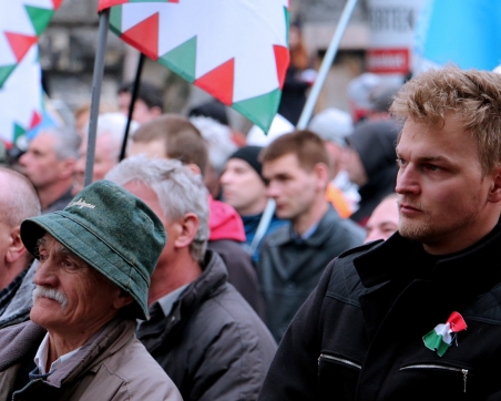 „Wir wollen Orbáns Oligarchie nicht mehr“, sagen viele Jobbik-Anhänger vor den Wahlen am 8. April in Ungarn. Hier ist eine kleine Jobbik-Demonstration am Nationalfeiertag am 15. März 2018 in Budapest zu sehen. /  Foto: Sarah Nägele, n-ost