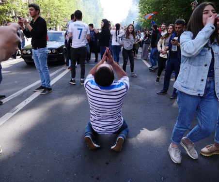 Die Demonstranten feiern am 23. April in Jerewan den Rücktritt des Präsidenten. Viele in Armenien sind überrascht von der zurückhaltenden Reaktion Russlands darauf. / Foto: Amos Chapple (RFE/RL)