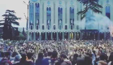 Aus dem Underground an die Oberfläche: Georgische Raver vor dem Parlament in Tiflis. / Screenshot: Instagram @basssiani