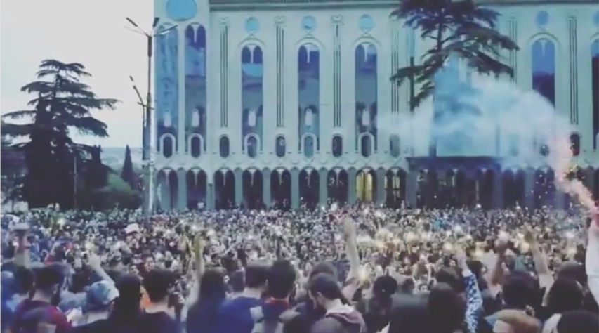 Aus dem Underground an die Oberfläche: Georgische Raver vor dem Parlament in Tiflis. / Screenshot: Instagram @basssiani