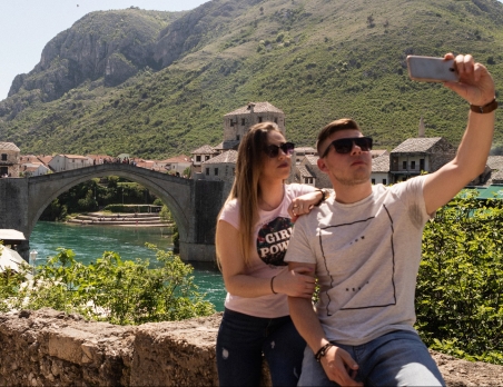Die Brücke in Mostar ist mehr als nur eine beliebte Touristenattraktion: 2005 wurde sie in die Liste des Weltkulturerbes aufgenommen und sollte als „Symbol der Versöhnung und internationalen Zusammenarbeit" stehen.