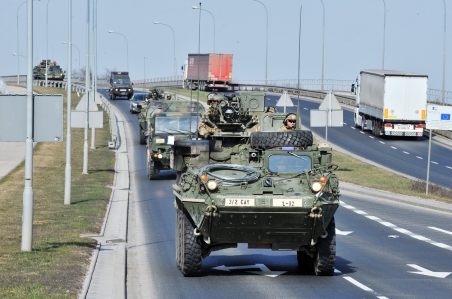 Immer wieder sind in Polen amerikanische Panzer z.B. bei Manövern zu sehen. Hier fährt ein Konvoi der US-Armee auf der Straße kurz vor der südöstlich gelegenen polnischen Stadt Rzeszow im März 2015. Damals wurden ca. 100 gepanzerte Fahrzeuge im Rahmen der sogenannten „Dragoon Ride“-Aktion nicht wie üblich per Schiff oder Bahn, sondern demonstrativ auf den Straßen mehrerer osteuropäischer Länder zurück in ihren Heimatstandort Bayern gebracht.  / Foto: FORUM