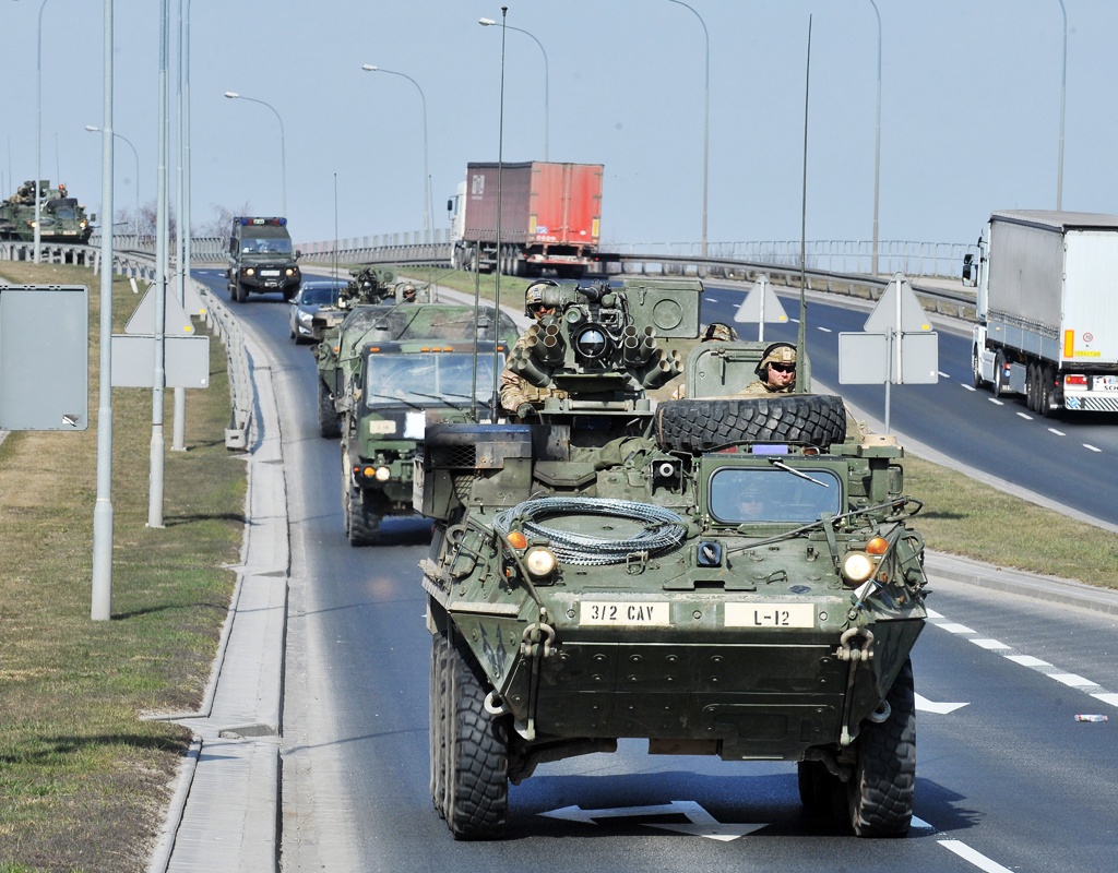 Immer wieder sind in Polen amerikanische Panzer z.B. bei Manövern zu sehen. Hier fährt ein Konvoi der US-Armee auf der Straße kurz vor der südöstlich gelegenen polnischen Stadt Rzeszow im März 2015. Damals wurden ca. 100 gepanzerte Fahrzeuge im Rahmen der sogenannten „Dragoon Ride“-Aktion nicht wie üblich per Schiff oder Bahn, sondern demonstrativ auf den Straßen mehrerer osteuropäischer Länder zurück in ihren Heimatstandort Bayern gebracht.  / Foto: FORUM