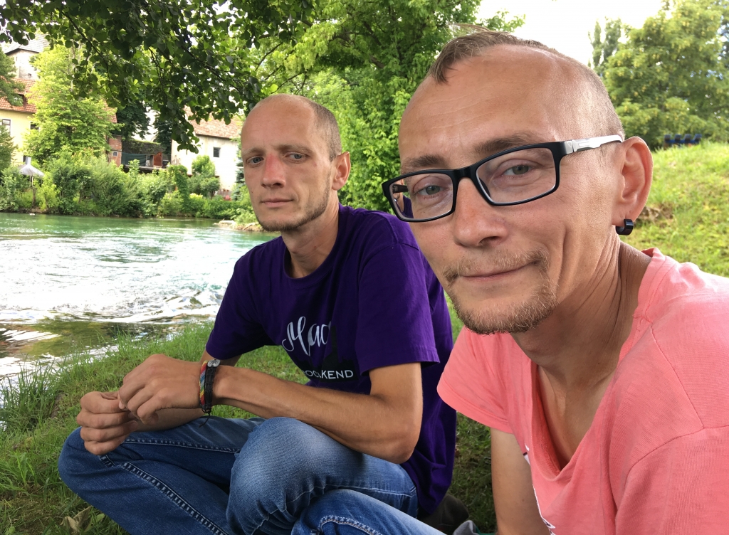Vitaly und sein Lebensgefährte Alexandr haben eine unsichere Zukunft vor sich. Derzeit harren sie in Bihać, im Nordosten Bosniens aus und warten auf eine Chance, in die EU weiterzureisen. / Foto: Stefan Schocher, n-ost