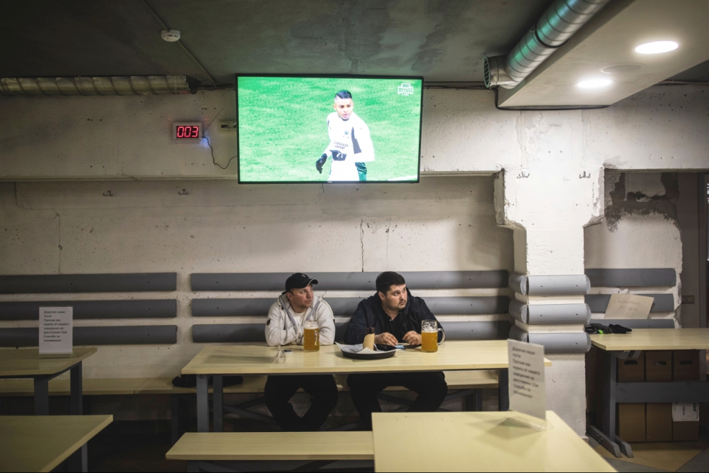 Während der WM wurde der Bierausschank aufgrund von FIFA-Bedingungen in den russischen Stadien erlaubt. Mittlerweile ist Normalität eingekehrt und das Biertrinken in den Fußballstadien wieder verboten. Hier Fans der lokalen Fußballmannschaft ZSKA vor der WM in einer Bar in Moskau. / Foto: Evgeny Feldman, n-ost