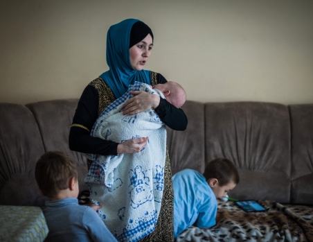 The family of the detained Emil Dzhemadinov from Simferopol. His wife Liana, sons Yunus and Yusuf, and newborn daughter Asya. / Foto: Alina Smutko
