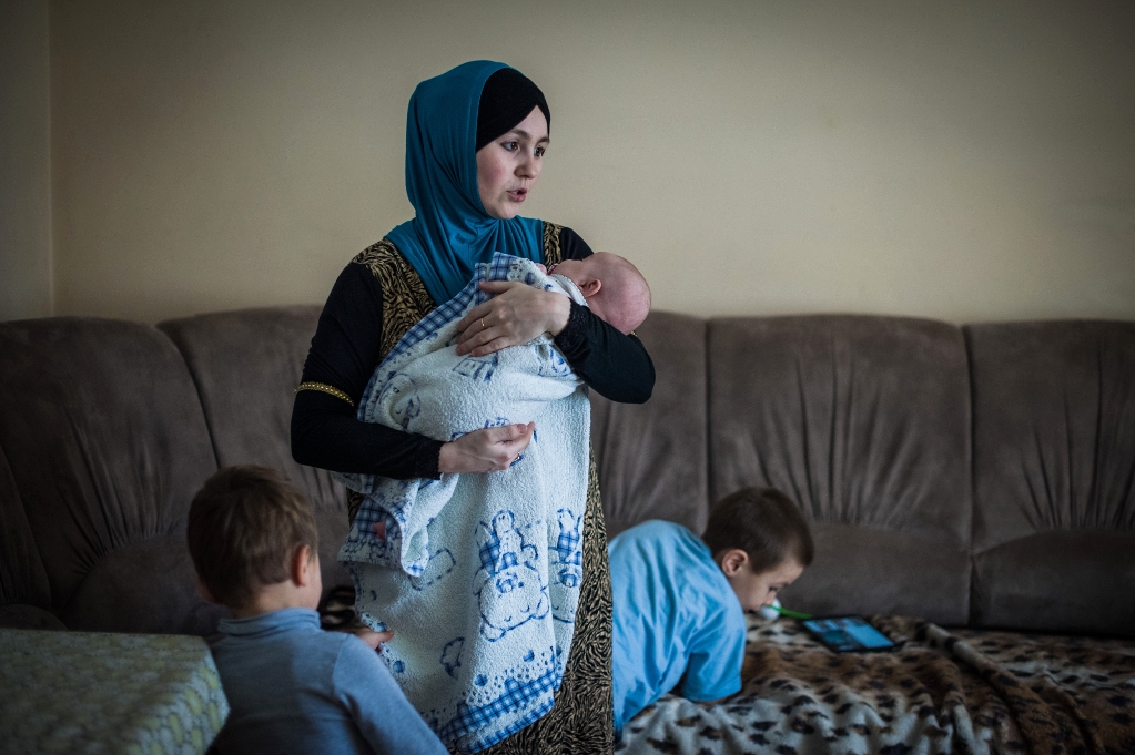The family of the detained Emil Dzhemadinov from Simferopol. His wife Liana, sons Yunus and Yusuf, and newborn daughter Asya. / Foto: Alina Smutko