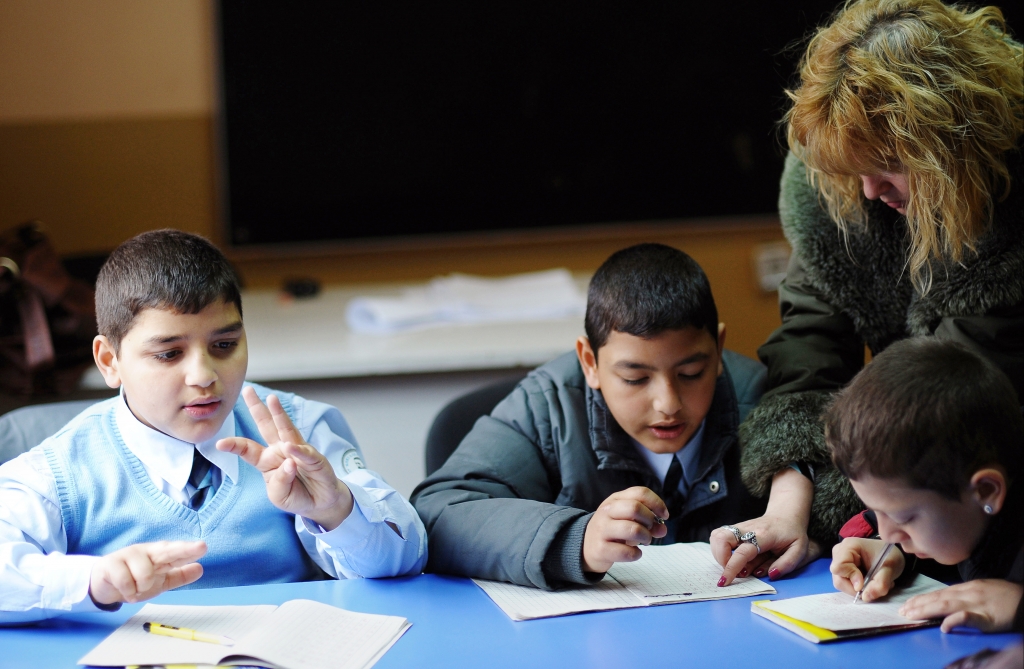 Roma-Kinder an der Mittelschule &quot;Najden Gerov&quot; in Stolipinovo. (Die Abgebildeten sind nicht die Protagonisten des Textes.) / Jordan Simeonov / Polaris / laif