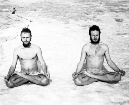 Vladimir Wiedemann und Dimitrij Petrjakov meditieren 1982 im Schnee bei Tallinn. Beide waren damals sehr aktiv in der Hippie-Szene und sind jetzt Protagonisten im Film "Sowjet Hippies".  / Foto: aus dem Privatarchiv von Dmitri Petrjakov