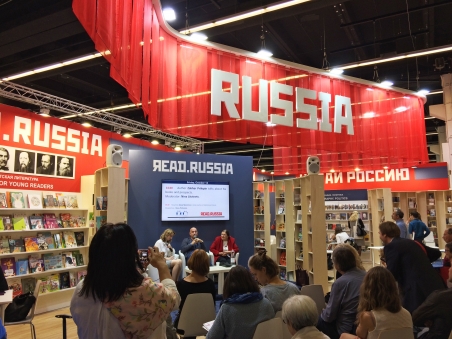 Vom Bataillon aufs Podium: Der russische Schriftsteller Sachar Prilepin bei einer Diskussion am russischen Stand auf der Frankfurter Buchmesse 2018. / Foto: Inga Pylypchuk