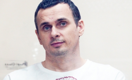 Der ukrainische Filmemacher Oleg Senzow bei seinem Prozess im August 2015 im russischen Rostow am Don. Das Urteil: 20 Jahre Lagerhaft. /  Quelle: Wikipedia CC BY-SA 4.0   