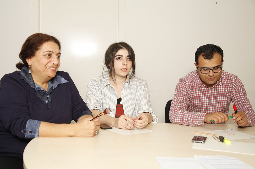 Diskutieren über die Revolution: Heriknaz Harutyunyan, Redakteurin des Presseclubs Yerevan, Tatev Khachatryan, Investigativ-Journalist bei hetq.am und Hakob Karapeyan, freier Journalist und Fernsehreporter beim öffentlich-rechtlichen TV-Sender 1TV. (v.l.n.r.) / Foto: Stefan Günther, n-ost