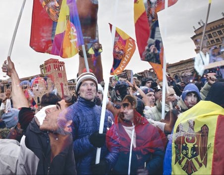 While in Moldova demonstrations against corruption and the pro-Russian government during the last years achieved almost nothing, in Armenia they changed the political landscape. / Two-layer-photo of protesters in Armenia 2018 and in Moldova 2016: Ramin Mazur (Moldova) & Karen Mirzoyan (Armenia)