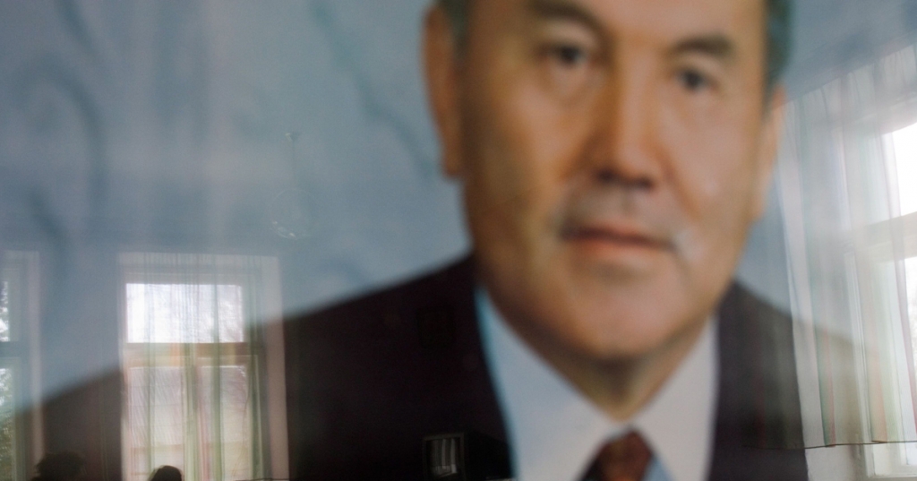 Präsident Nasarbajew war seit über 30 Jahren im Amt und im Land visuell allgegenwärtig - hier eine Reflektion eines der vielen Nasarbajew-Transparente im öffentlichen Raum. / Gordon Welters, laif