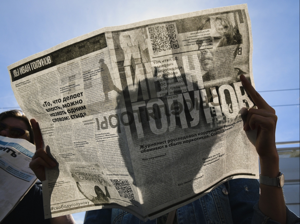 "Ich bin/Wir sind Iwan Golunow" titelten drei große russische Tageszeitungen am 12. Juni, um sich mit dem inhaftierten Investigativjournalisten Iwan Golunow zu solidarisieren. Die Festnahme löste landesweit Proteste aus und die Titelblätter wurden zum Symbol der Demonstranten. (Foto: Alexander Koriakov/laif)