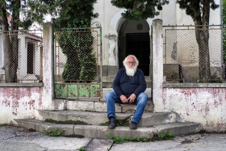  József Lankó, beauftragter Roma-Priester der Dioezese Pécs, vor seiner Kirche. Er hat zahlreiche soziale Massnahmen zur Entwicklung des Dorfes angestossen.