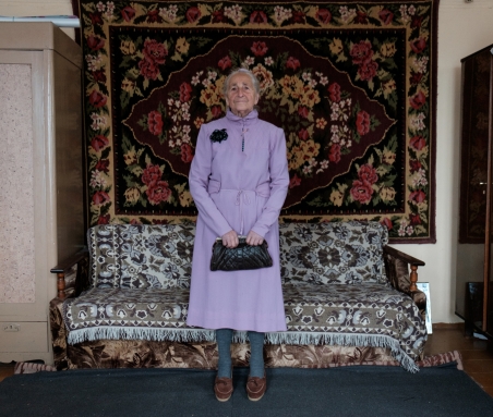 Dieses Kleid mußte Vera gezwungener Maßen anfertigen lassen. Die Fotografin inszenierte die Bilder der Serie immer am selben Ort in Veras Wohnzimmer. / Foto: Tatsiana Tkachova