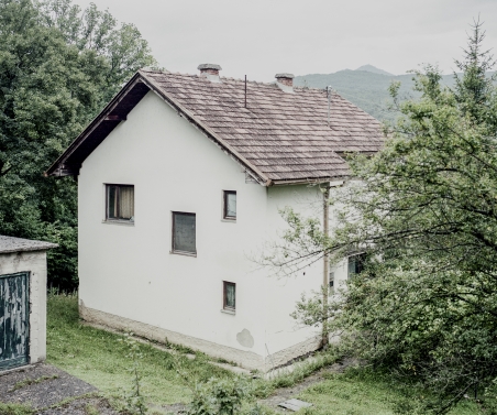 In diesem Privathaus in Miljevia in Südbosnien wurden bosnisch-muslimische Mädchen und Frauen von serbischen Kräften festgehalten und vergewaltigt. Solche banalen Orte, denen man ihre grausamen Vergangenheiten nicht ansieht, gibt es in ganz Bosnien.