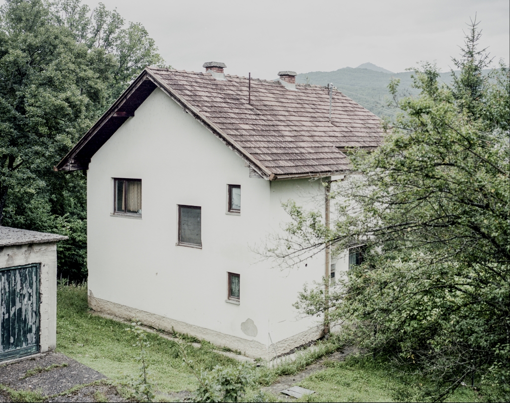 In diesem Privathaus in Miljevia in Südbosnien wurden bosnisch-muslimische Mädchen und Frauen von serbischen Kräften festgehalten und vergewaltigt. Solche banalen Orte, denen man ihre grausamen Vergangenheiten nicht ansieht, gibt es in ganz Bosnien.