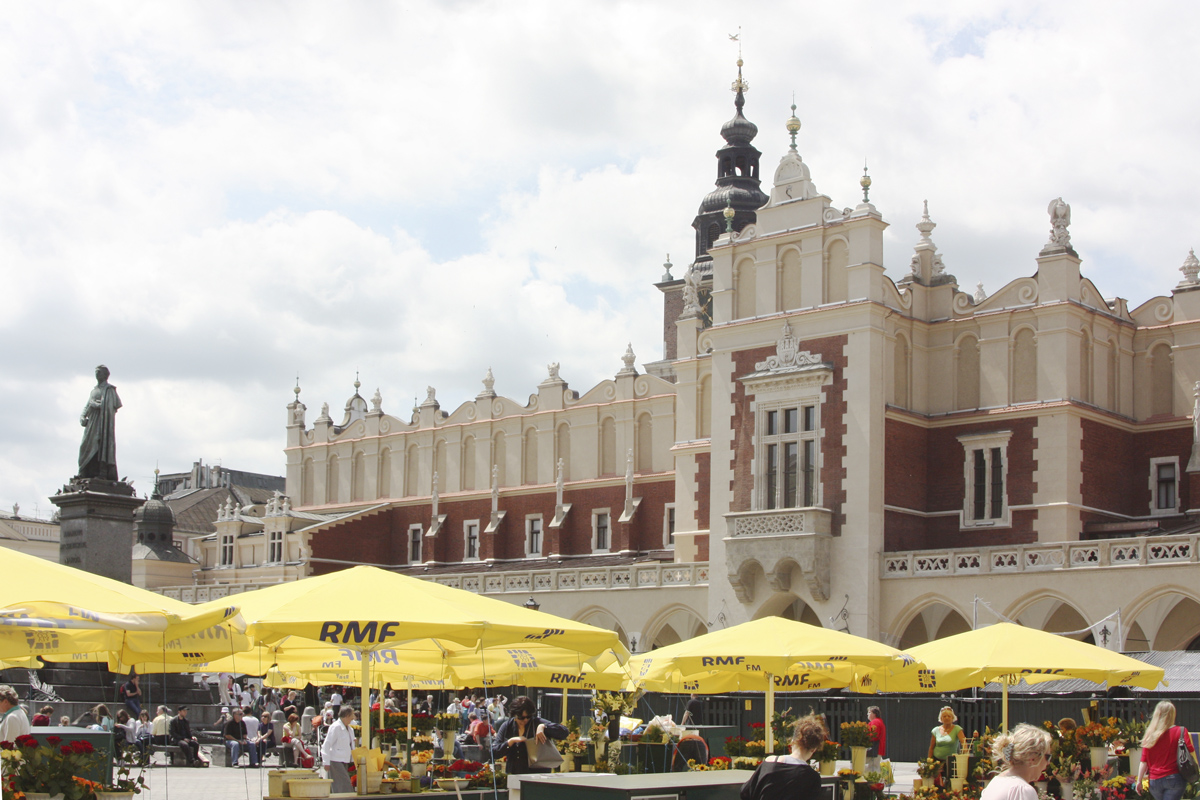 Der berühmte Marktplatz in Krakau mit den Tuchhallen ist eines der Wahrzeichen der Stadt / Martin Brand, n-ost