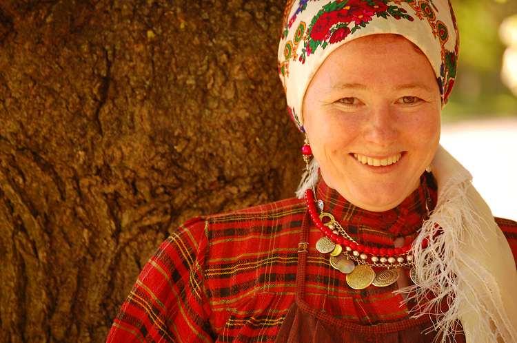 Musch Nadii trägt traditionelle udmurtische Tracht. / Leysan Kalimullina, n-ost