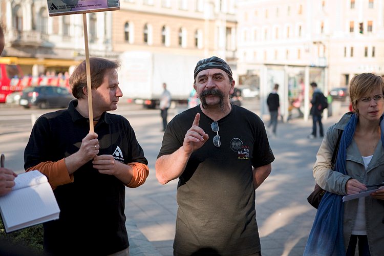 Der Obdachlose Attila Takacs führt Touristen durch Budapest / Daniel Kaldori, n-ost