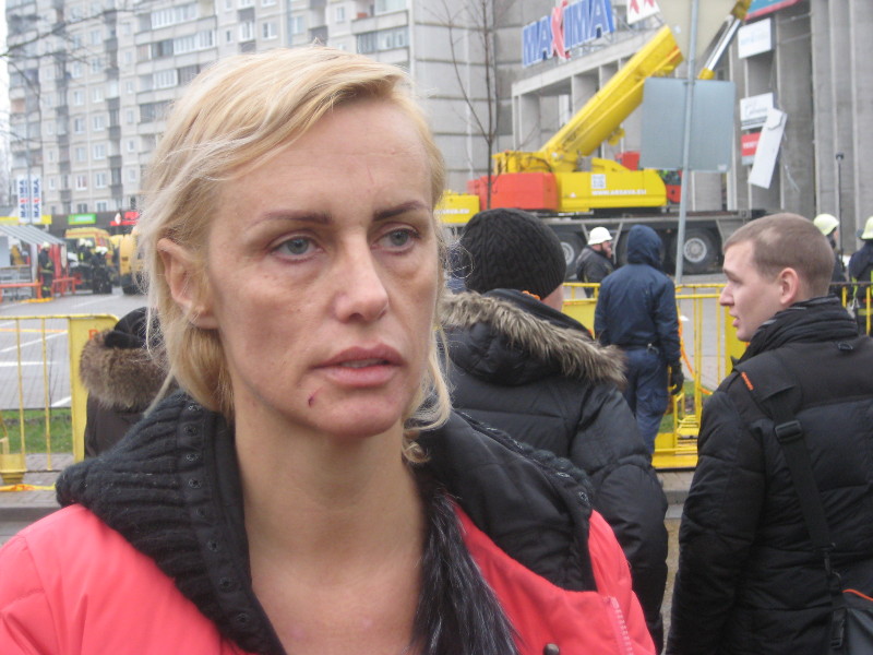 Swetlana Veidmane vor dem eingestürzten Einkaufszentrum. Sie konnte sich aus den Trümmern retten. / Birgit Johannsmeier, n-ost