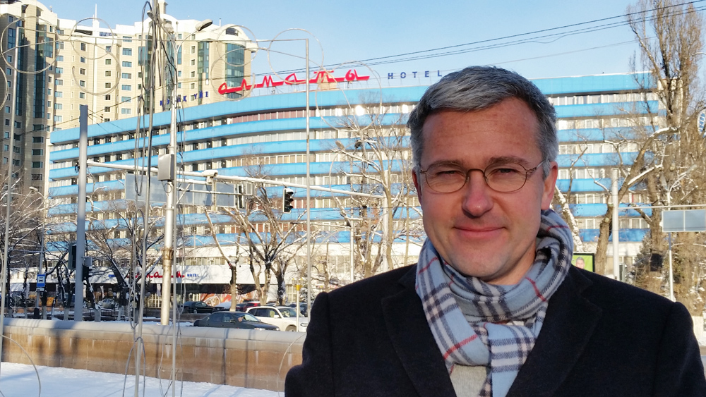 Die ästhetischen Wünsche des Bauherrn sind in Kasachstan wichtiger als sinnvolle Proportionen und Raumaufteilung, sagt der deutsche Architekt Philipp Meuser. / Foto: Edda Schlager, n-ost