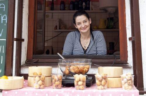 Käse-Verkäuferin in Zagrebs Altstadt / Christian Weiß, n-ost