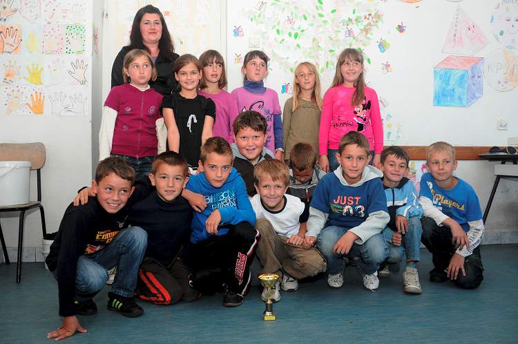 Die ethnisch gemischte Schule in Kotorsko. Hier lernen und spielen Bosniaken, Serben und Kroaten gemeinsam / Denis Ruvic, n-ost