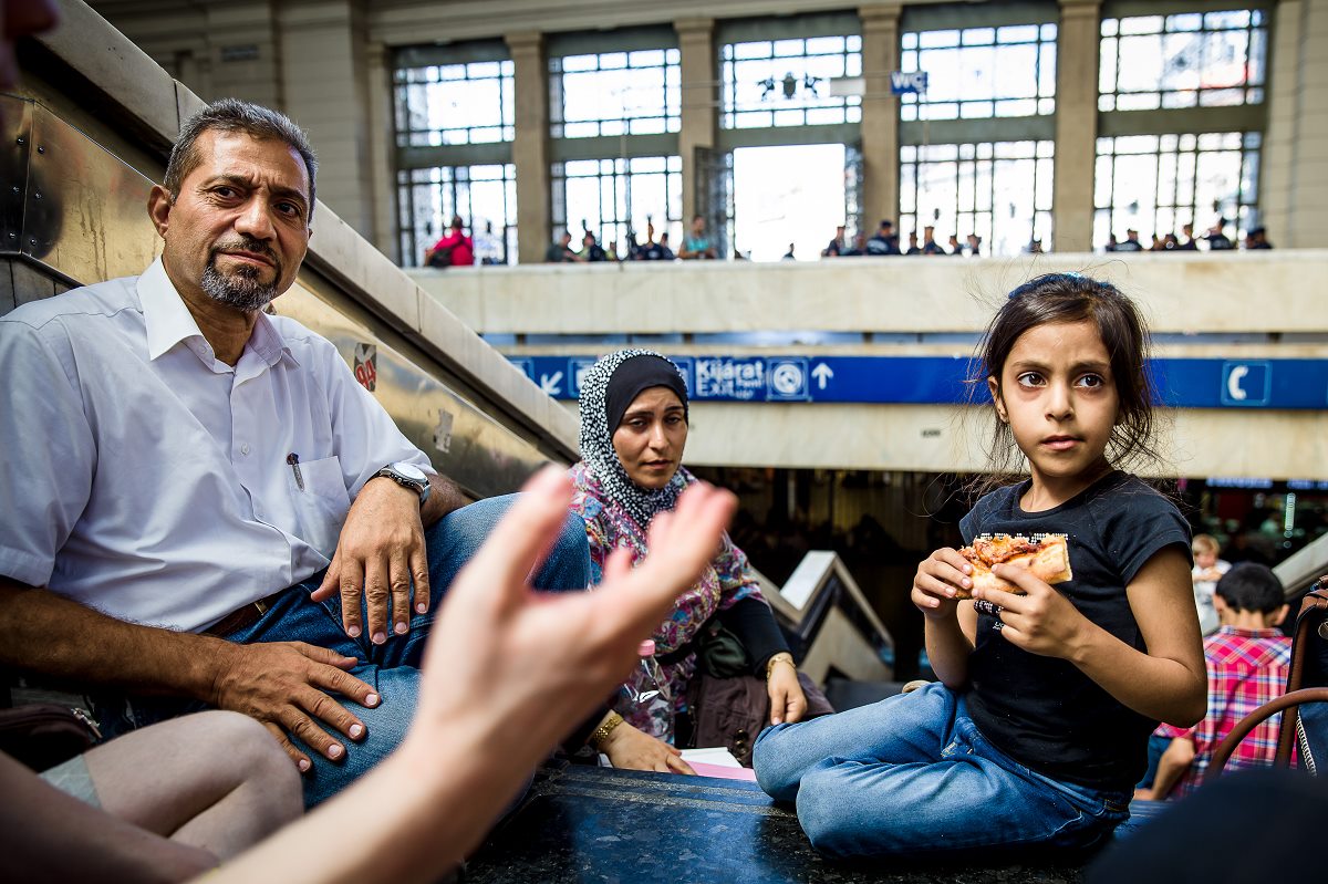 Die Zugtickets von Murfas Familie nach Wien sind noch bis Donnerstag gültig. Wann internationale Züge den Ostbahnhof wieder anfahren, ist ungewiss. / Foto: Laszlo Mudra, n-ost