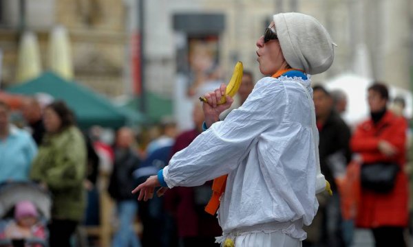 Aktion der „Orange Bananas“ in Halle / Andreas Stedtler, n-ost