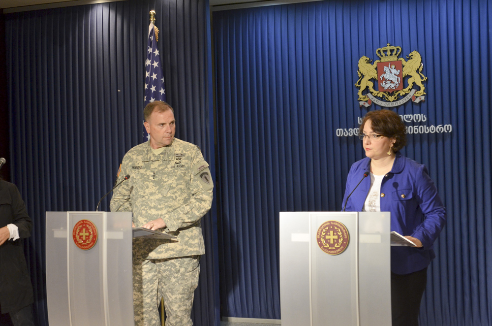 Verteidigungsministerin Tinatin Khidasheli mit US-General Ben Hodges während einer gemeinsamen Pressekonferenz vergangenen Monat in Tbilisi. / Foto: Sgt. A.M. LaVev/173rd Abn. Bde. PAO