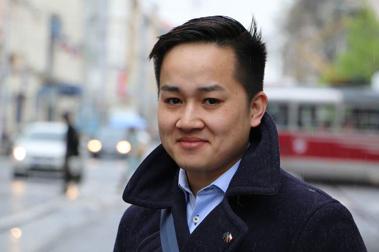 Nguyen Cong Hung, geboren in Hanoi, zog im Alter von acht Jahren mit seinen Eltern an die sächsisch-tschechische Grenze / Martin Nejezchleba, n-ost