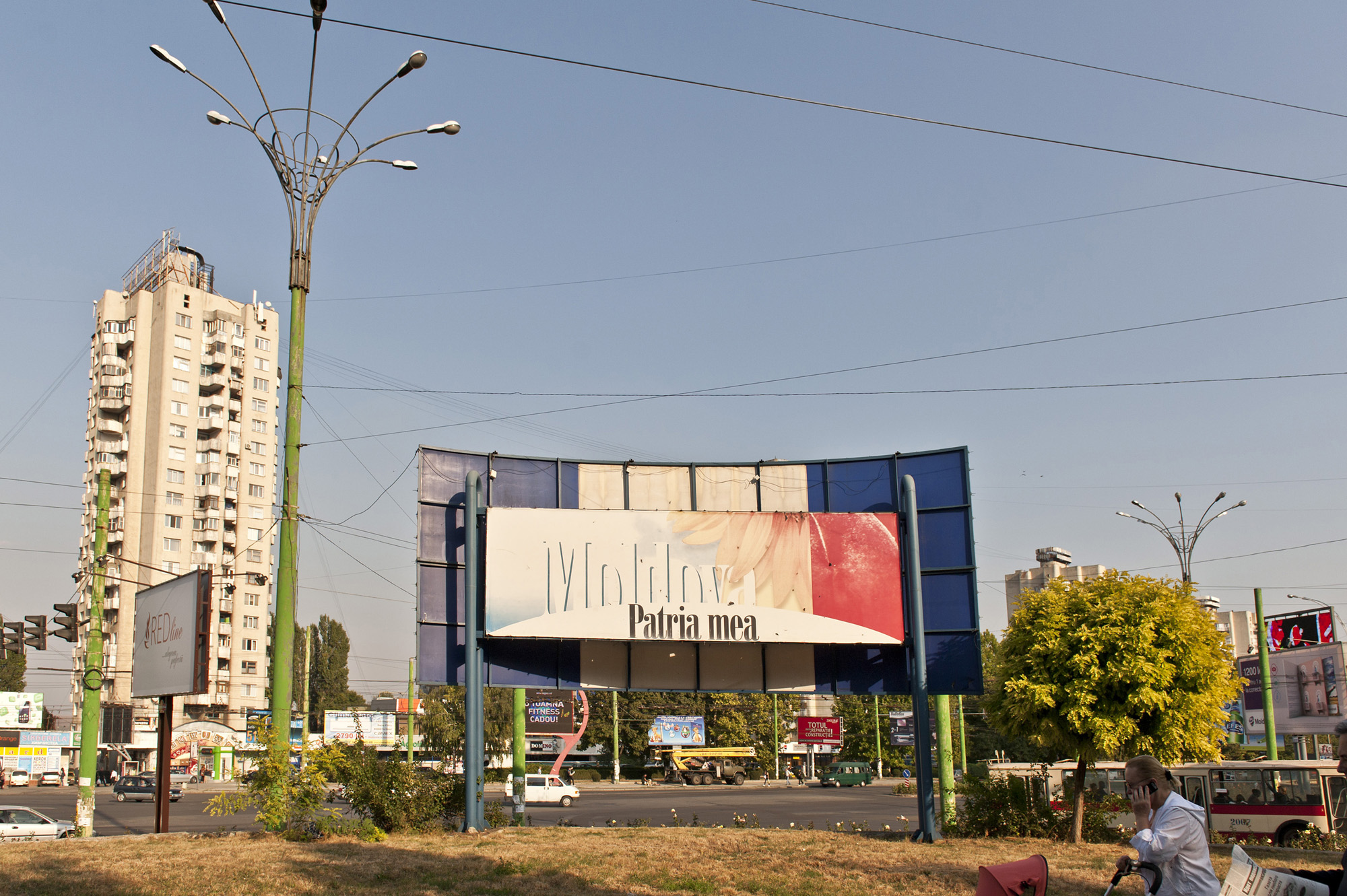 Das Schild mit dem Schriftzug  „Moldau, meine Heimat“ in Chisinau verbleicht in der Sonne:  Immer mehr Menschen verlassen die Republik Moldau / Dagmar Gester, n-os