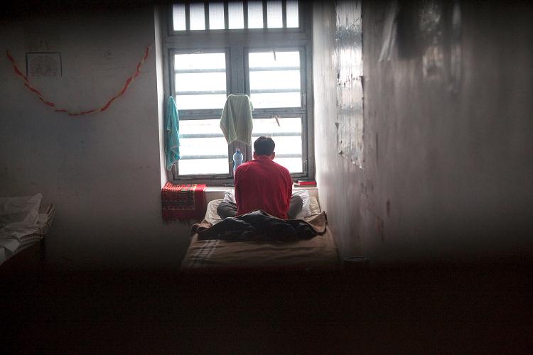 „Wofür sperrt man uns ein?“ „Dafür, dass wir vor dem Krieg geflüchtet sind?“ Ratlosigkeit im Flüchtlingsgefängnis von Nyirbator, dem größten Ungarns / Daniel Kaldori, n-ost