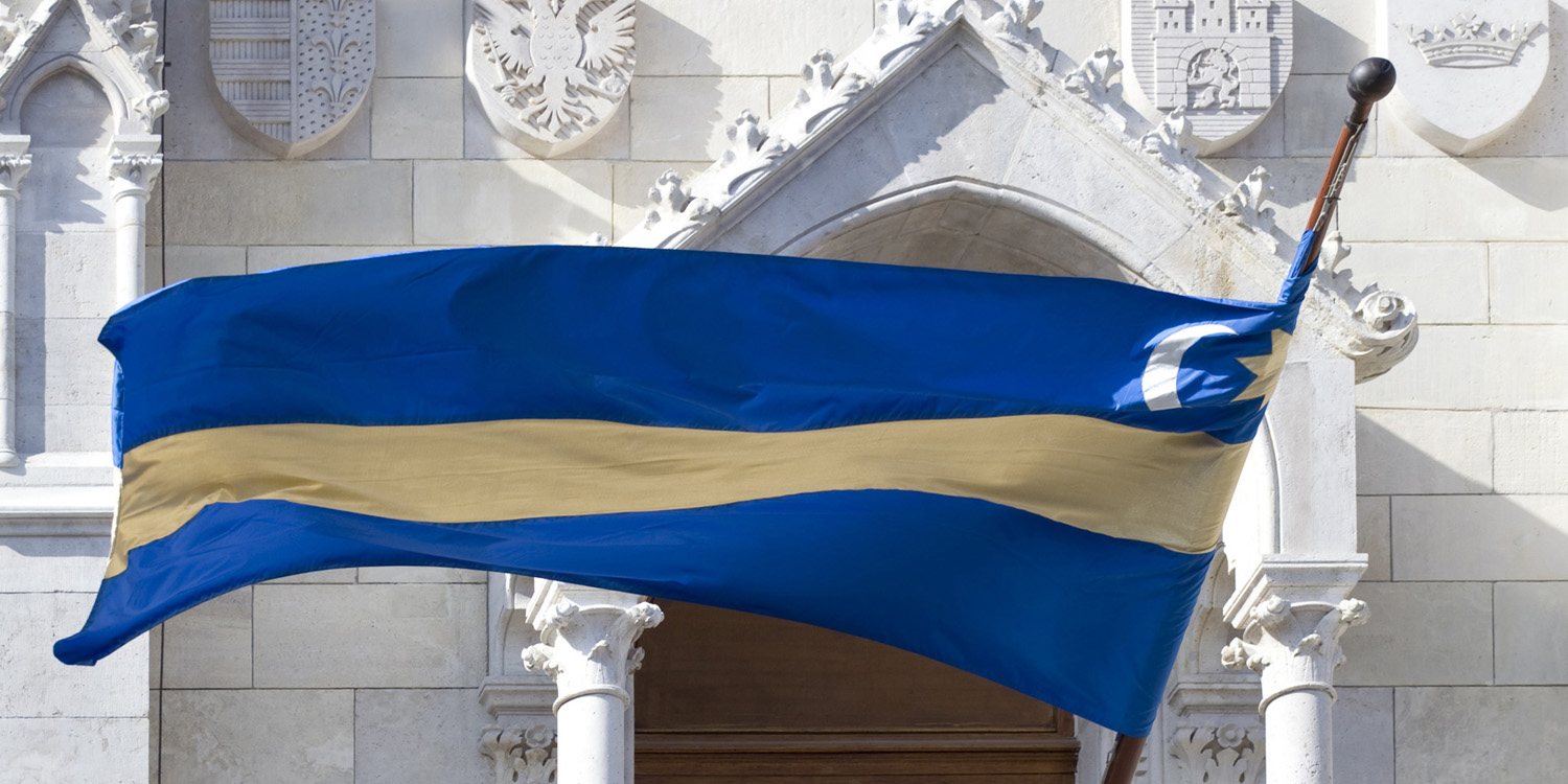 Nachdem rumänische Behörden die symbolische Flagge der ungarischen Minderheit im Landkreis Covasna aus einem Amtsraum entfernt hatten, hisste die ungarische Reierung sie auf dem Parlamentsgebäude in Budapest / Daniel Kaldori, n-ost