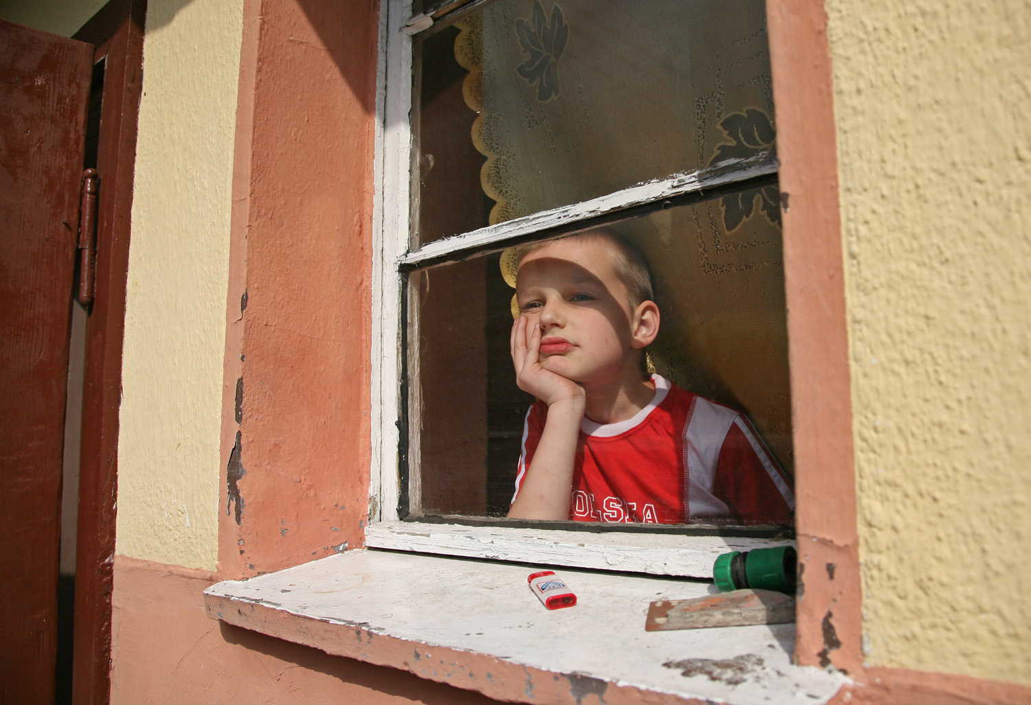 In Szymons Kinderzimmerregalen stapeln sich Spielautos. Sein Vater ist selten zu Hause, da er im Ausland arbeitet. / Markus Nowak, n-ost